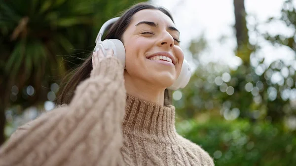 Junge Schöne Hispanische Frau Lächelt Selbstbewusst Und Hört Musik Park — Stockfoto