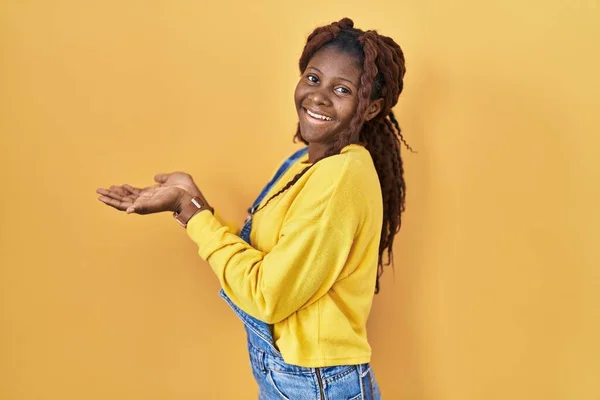 African Woman Standing Yellow Background Pointing Aside Hands Open Palms — Stock Photo, Image