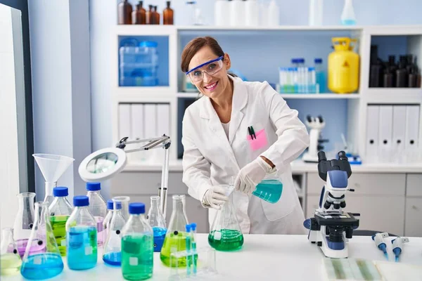 Middle Age Woman Wearing Scientist Uniform Pouring Liquid Laboratory — Fotografia de Stock