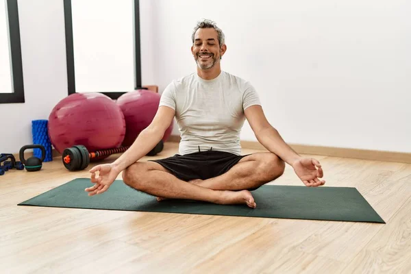 中年白发男子微笑着自信地在体育中心训练瑜伽 — 图库照片