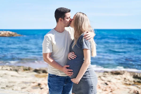 Hombre Mujer Pareja Esperando Bebé Besándose Playa —  Fotos de Stock