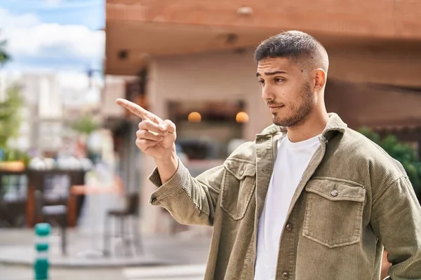 Young Hispanic Man Smiling Confident Pointing Finger Street — Stock Photo, Image