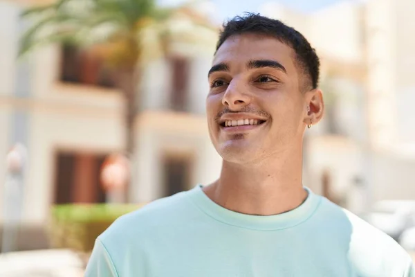 Young Hispanic Man Smiling Confident Looking Side Street — Stockfoto