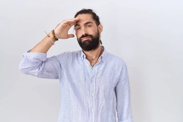 Sakallı Sıradan Tişörtlü Spanyol Bir Adam Alnındaki Bir Sorun Yüzünden — Stok fotoğraf