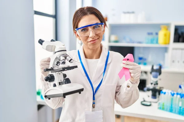 Jonge Brunette Vrouw Werkt Bij Wetenschapper Laboratorium Met Roze Lint — Stockfoto