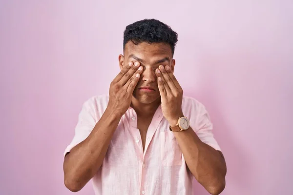 Homem Hispânico Jovem Sobre Fundo Rosa Esfregando Olhos Para Fadiga — Fotografia de Stock