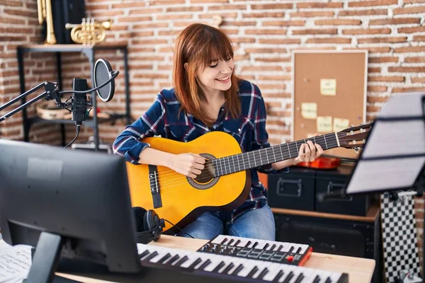 Genç Bayan Müzisyen Müzik Stüdyosunda Klasik Gitar Çalarak Şarkı Söylüyor — Stok fotoğraf