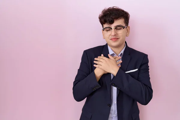 Pemuda Non Biner Pria Dengan Jenggot Mengenakan Jas Dan Dasi — Stok Foto