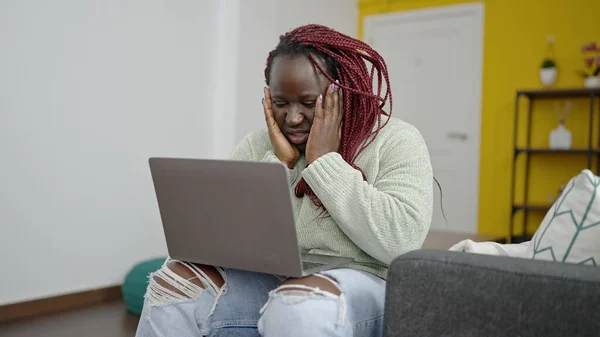 Afrikaanse Vrouw Met Gevlochten Haar Met Behulp Van Laptop Met — Stockfoto