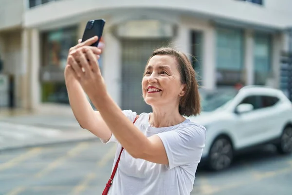 Medelålders Kvinna Ler Säker Att Göra Selfie Smartphone Gatan — Stockfoto