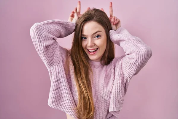 Young Caucasian Woman Standing Pink Background Posing Funny Crazy Fingers — Stock Photo, Image