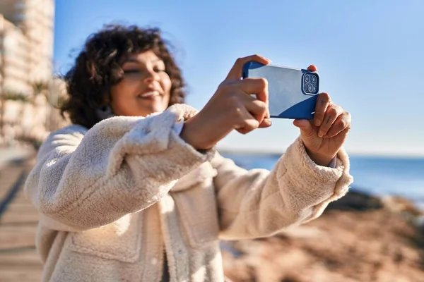 Young Beautiful Hispanic Woman Smiling Confident Make Photo Smartphone Seaside — Stock Photo, Image
