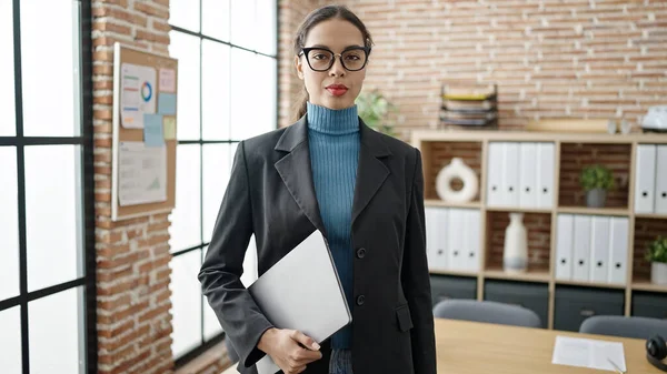 Young Beautiful Hispanic Woman Business Worker Serious Face Office — Stock Photo, Image