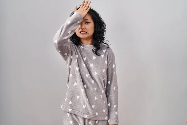 Jonge Aziatische Vrouw Die Een Pyjama Draagt Verrast Met Hand — Stockfoto