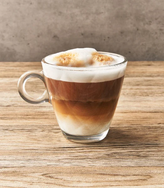Uma Xícara Café Cappuccino Superfície Madeira — Fotografia de Stock