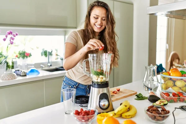 Genç Güzel Spanyol Kadın Mutfakta Sebze Suyu Blender Hazırlıyor — Stok fotoğraf