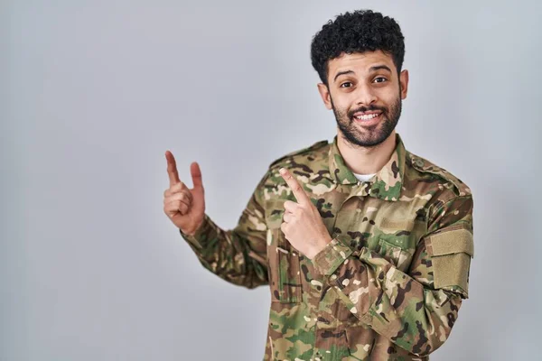 Arap Adam Kamuflaj Üniforması Giyiyor Gülümsüyor Kameraya Bakıyor Iki Eliyle — Stok fotoğraf