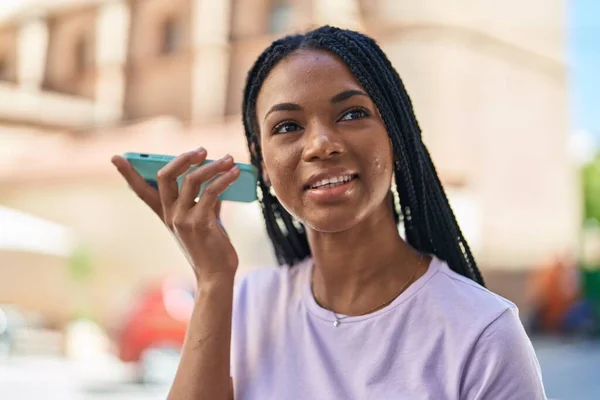 Africano Americano Mulher Sorrindo Confiante Ouvir Mensagem Áudio Pelo Smartphone — Fotografia de Stock