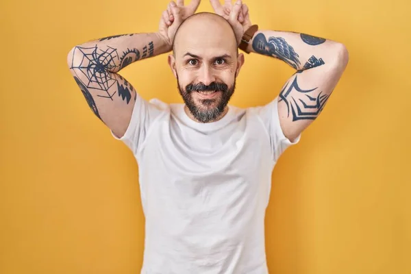 Jonge Spaanse Man Met Tatoeages Gele Achtergrond Poserend Grappig Gek — Stockfoto