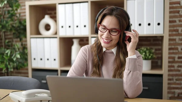 Young Beautiful Hispanic Woman Call Center Agent Smiling Confident Working — Foto Stock