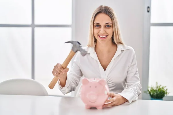 Mulher Loira Jovem Segurando Banco Porquinho Martelo Sorrindo Com Sorriso — Fotografia de Stock