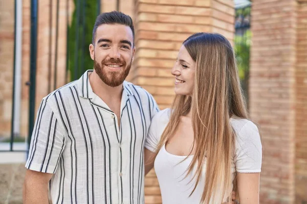 Mann Und Frau Lächeln Selbstbewusst Und Umarmen Sich Auf Der — Stockfoto
