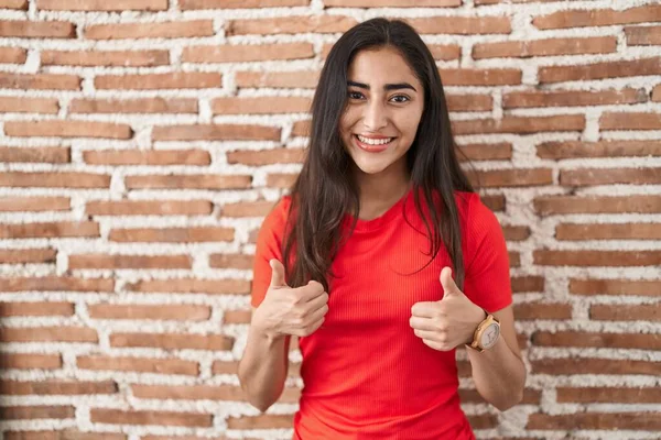 Junges Teenager Mädchen Das Über Ziegelmauern Steht Macht Positive Geste — Stockfoto