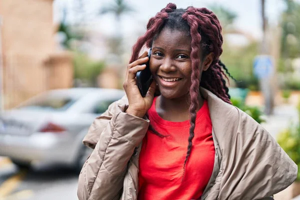 非洲裔美国妇女自信地在街上用智能手机交谈 — 图库照片
