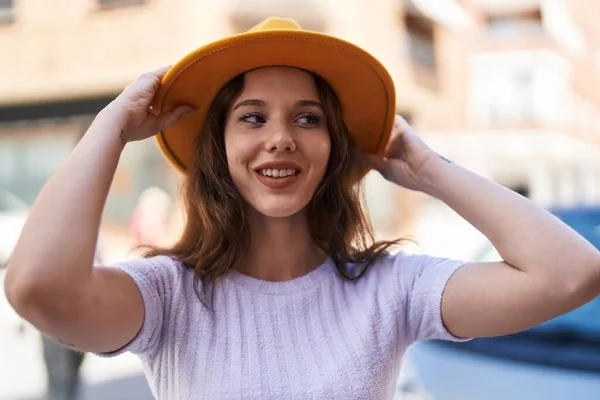 Mujer Joven Sonriendo Confiado Usando Sombrero Calle —  Fotos de Stock