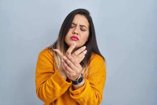 Young Hispanic Woman Standing Isolated Background Suffering Pain Hands Fingers — Stock Photo, Image