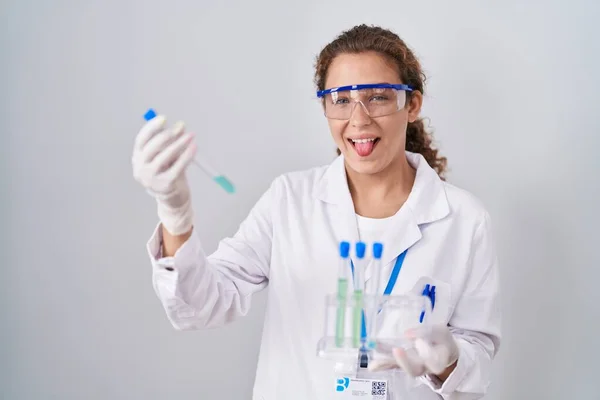 若いですCaucasian科学者女性作業で実験室サンプルステッキング舌アウトで幸せ面白い式 — ストック写真