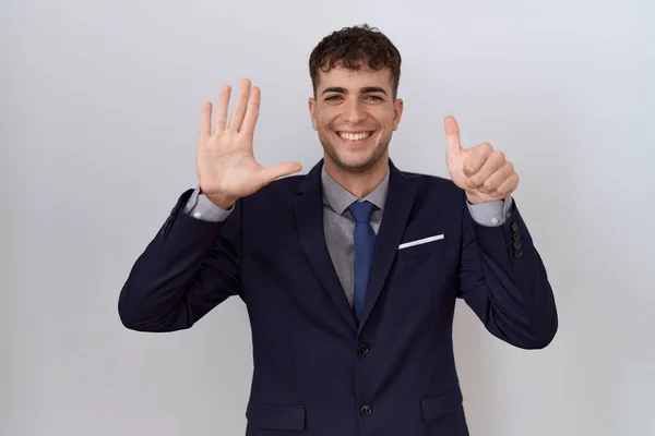 Spanyol Adamı Takım Elbiseli Kravatlı Altı Numaralı Parmaklarıyla Gülümseyerek Mutlu — Stok fotoğraf