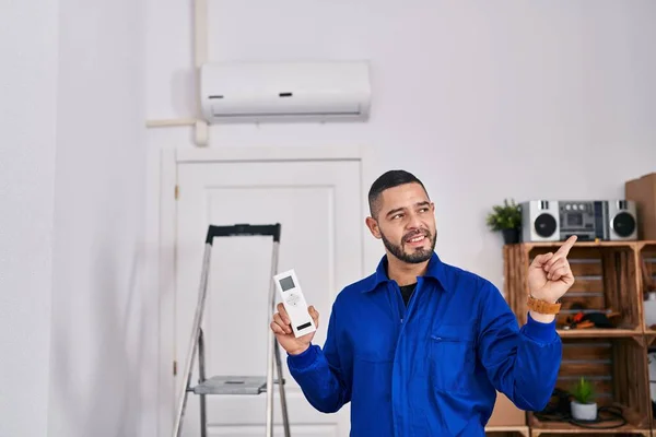 Hispanische Reparaturfirma Die Mit Klimaanlage Arbeitet Lächelt Glücklich Und Zeigt — Stockfoto