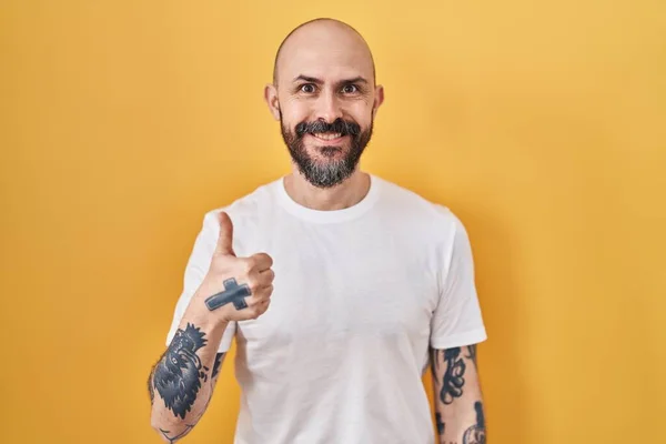Ung Latinamerikansk Man Med Tatueringar Stående Över Gul Bakgrund Gör — Stockfoto