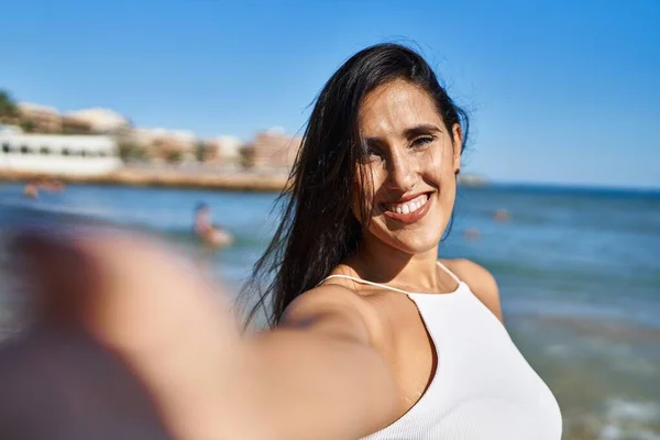 年轻的惊慌失措的女人自信地微笑着 在海滨的相机前自拍 — 图库照片