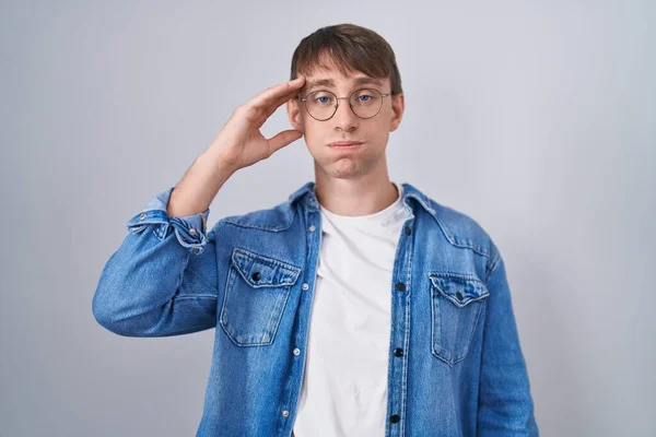 眼鏡をかけて立って白人ブロンドの男は心配し 額に手で問題について強調しました 危機への神経と不安 — ストック写真