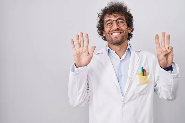 Hispanischer Junger Mann Doktoruniform Zeigt Mit Finger Nummer Acht Nach — Stockfoto