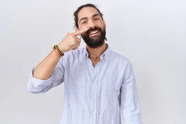 Hombre Hispano Con Barba Llevando Camisa Casual Señalando Con Dedo —  Fotos de Stock