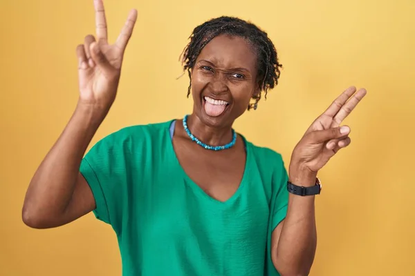 Mujer Africana Con Rastas Pie Sobre Fondo Amarillo Sonriendo Con — Foto de Stock