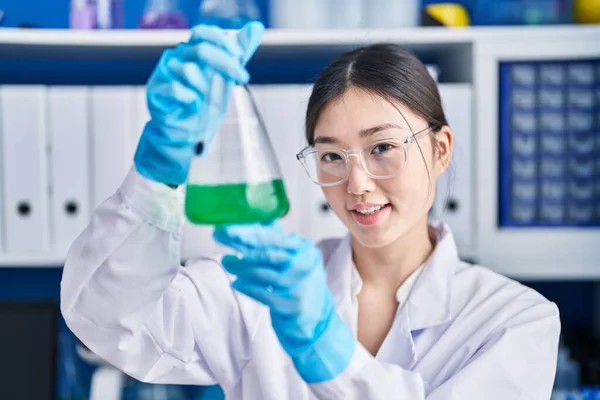 Kinesisk Kvinnlig Forskare Mäter Vätska Som Arbetar Laboratoriet — Stockfoto