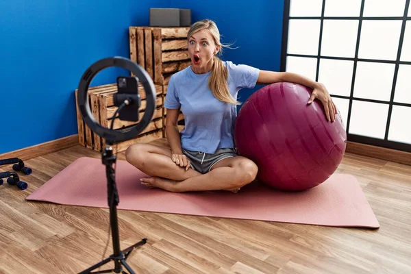 Mulher Bonita Gravação Pilates Tutorial Ginásio Assustado Espantado Com Boca — Fotografia de Stock