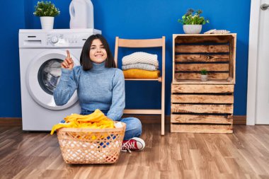 Çamaşırhanedeki genç İspanyol kadın bir fikre ya da soru işaretine şaşırdı. 