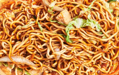  Tavuk ve sebze soslu lezzetli Tayland eriştesi.