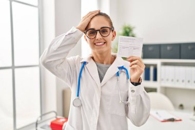 Elinde sertifikası olan genç bir doktor kadın. Eli kanlı, şaşkın ve sinirli bir yüz. 