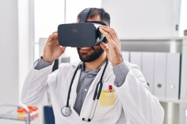Genç İspanyol doktor klinikte sanal gerçeklik gözlüğü kullanıyor.