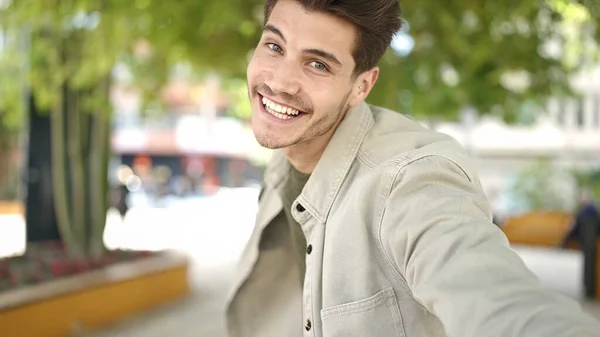 Νεαρός Ισπανός Άντρας Χαμογελάει Σίγουρος Ότι Στέκεται Στο Πάρκο — Φωτογραφία Αρχείου