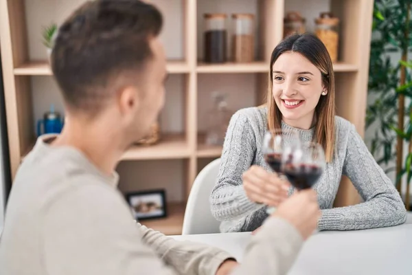 男と女のカップルトーストとともに赤ワインの家 — ストック写真