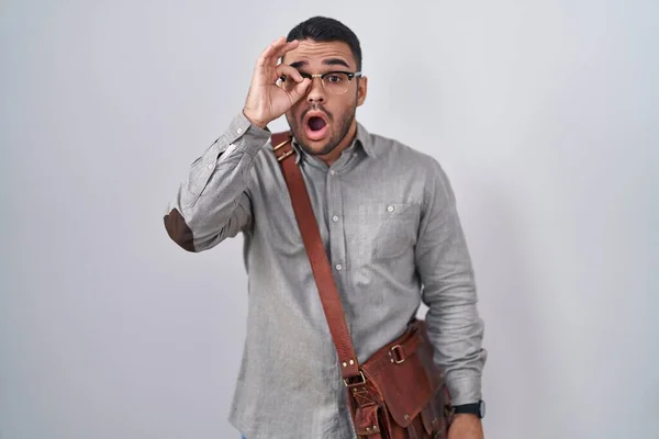 Homem Hispânico Jovem Usando Mala Fazendo Gesto Chocado Com Rosto — Fotografia de Stock