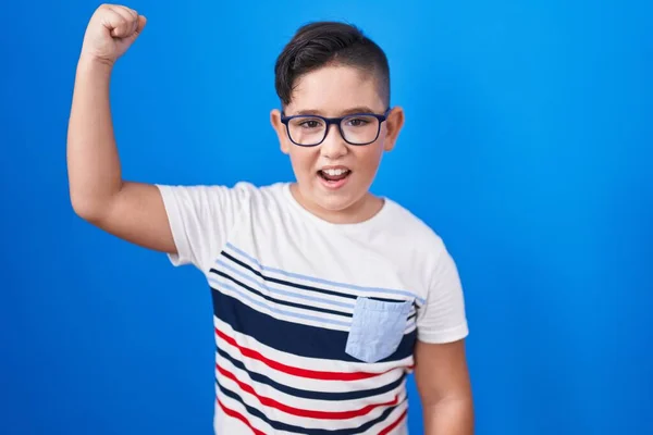 Das Junge Hispanische Kind Das Vor Blauem Hintergrund Steht Ist — Stockfoto