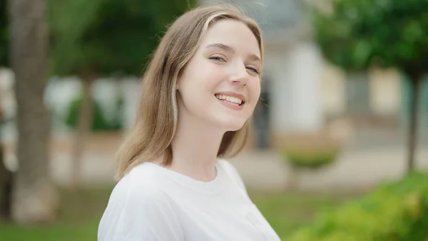 Young Caucasian Woman Smiling Confident Standing Park — 图库照片